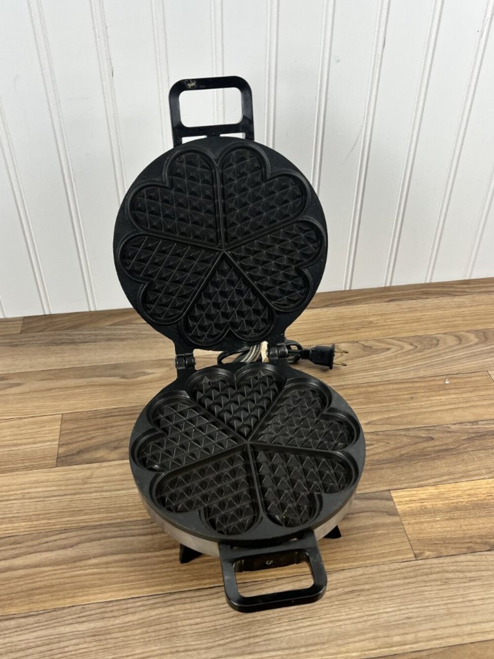 Vintage Vitantonio Five of Hearts Waffle Maker 5 Heart Shaped Waffles 43G5 - Picture 4 of 11